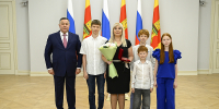 В День семьи, любви и верности Губернатор Игорь Руденя вручил государственные и региональные награды многодетным родителям Верхневолжья - Лесной вестник